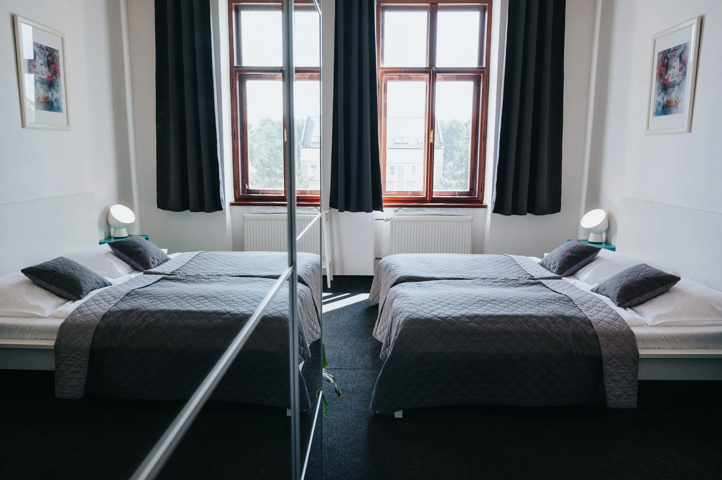 Apartmá hotelu Centrum s manželskou postelí a obývací částí s pohovkou