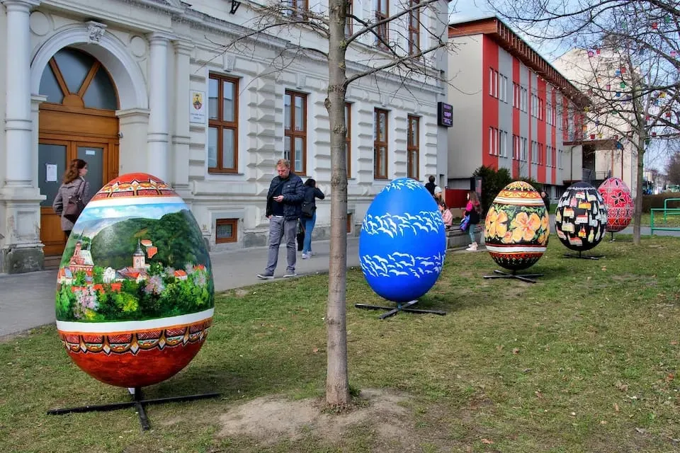 Gigantické kraslice — velikonoční výzdoba v Hranicích