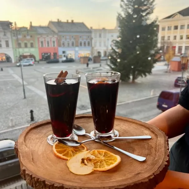 Dvě sklenice svařáku na okně kavárny Na hraně s výhledem na náměstí