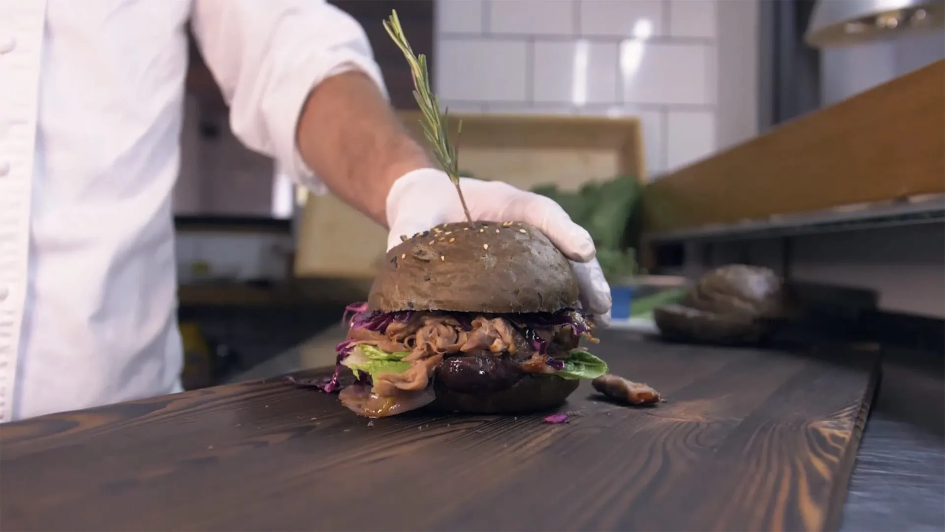 Příprava burgeru v kuchyni