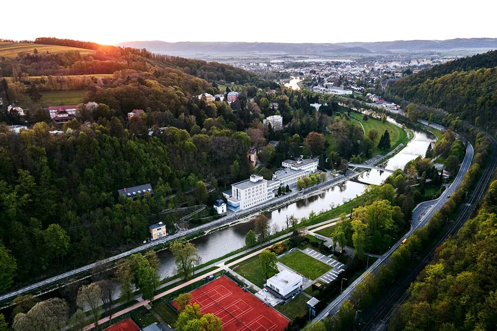 Lázeňské budovy Teplic nad Bečvou v zeleni