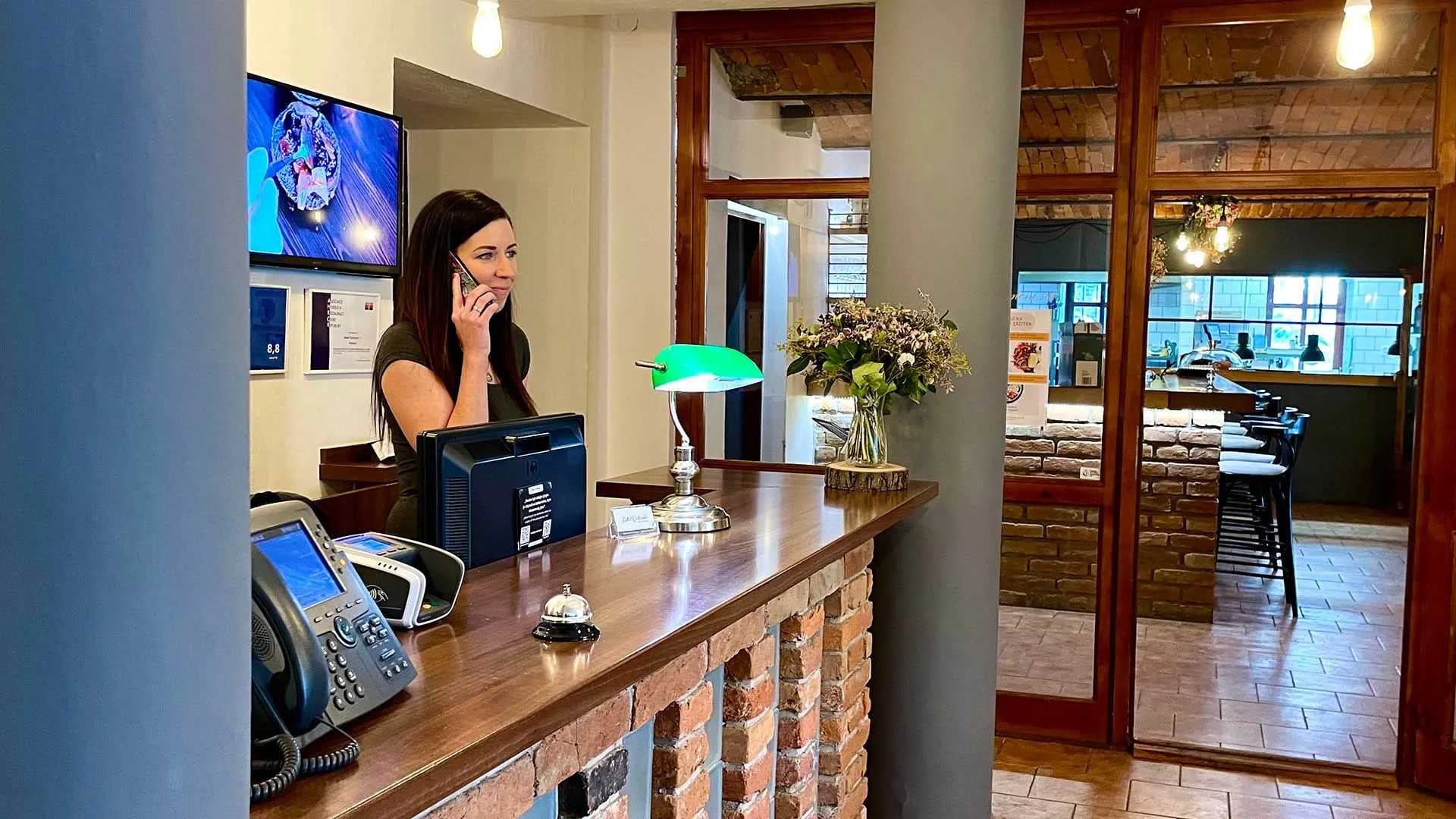 Recepce hotelu Centrum s recepční za pultem