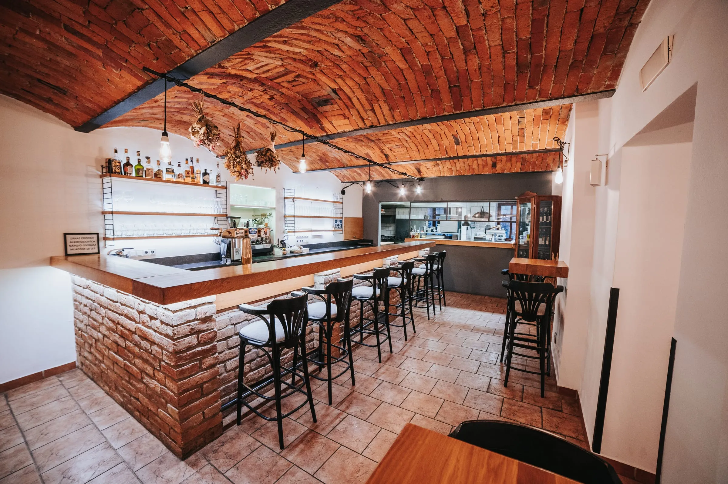 Dřevěný barový pult restaurace Tiskárna pod cihlovou klenbou
