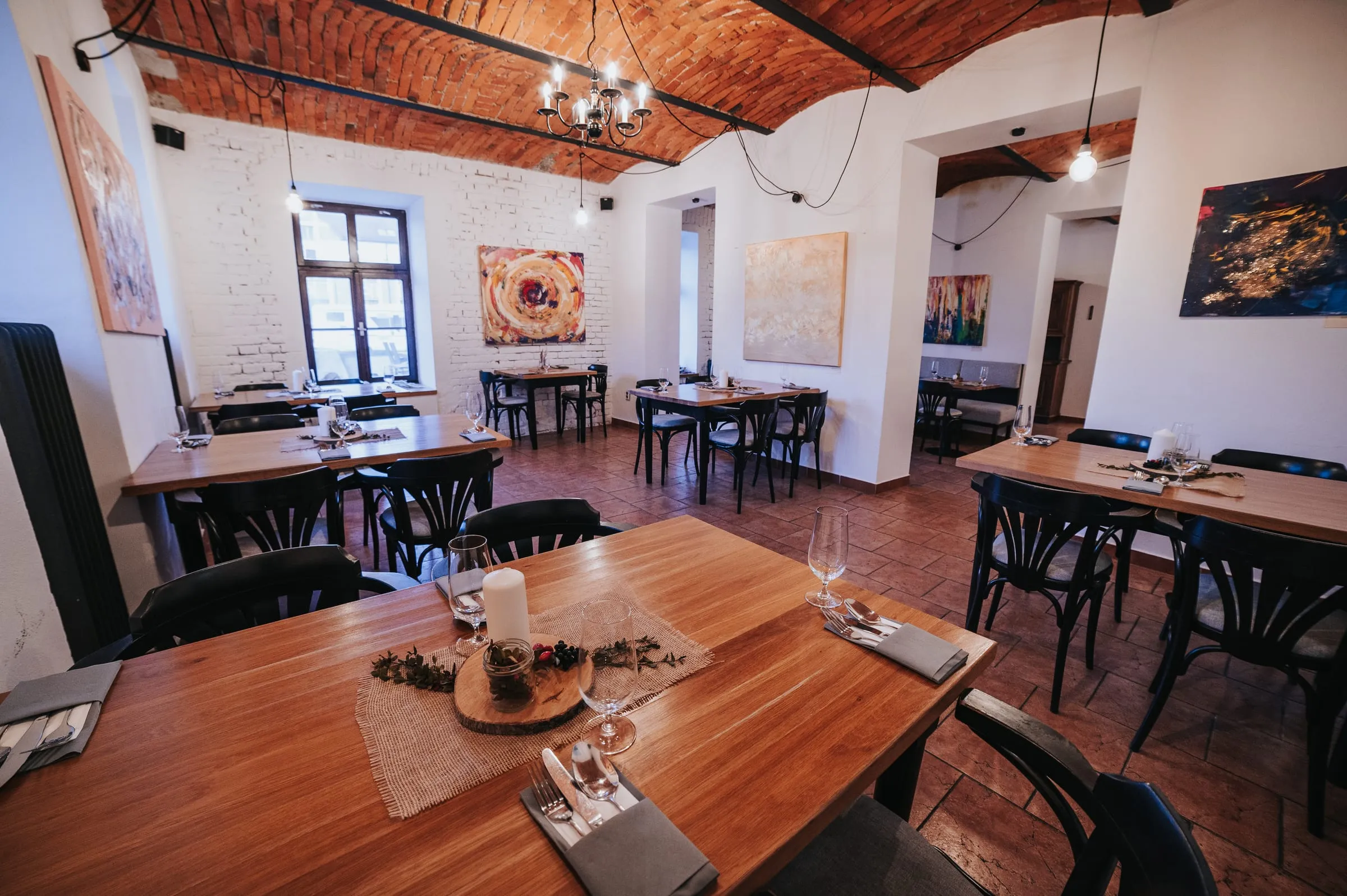 Restaurace Tiskárna — prostřené stoly pod cihlovou klenbou